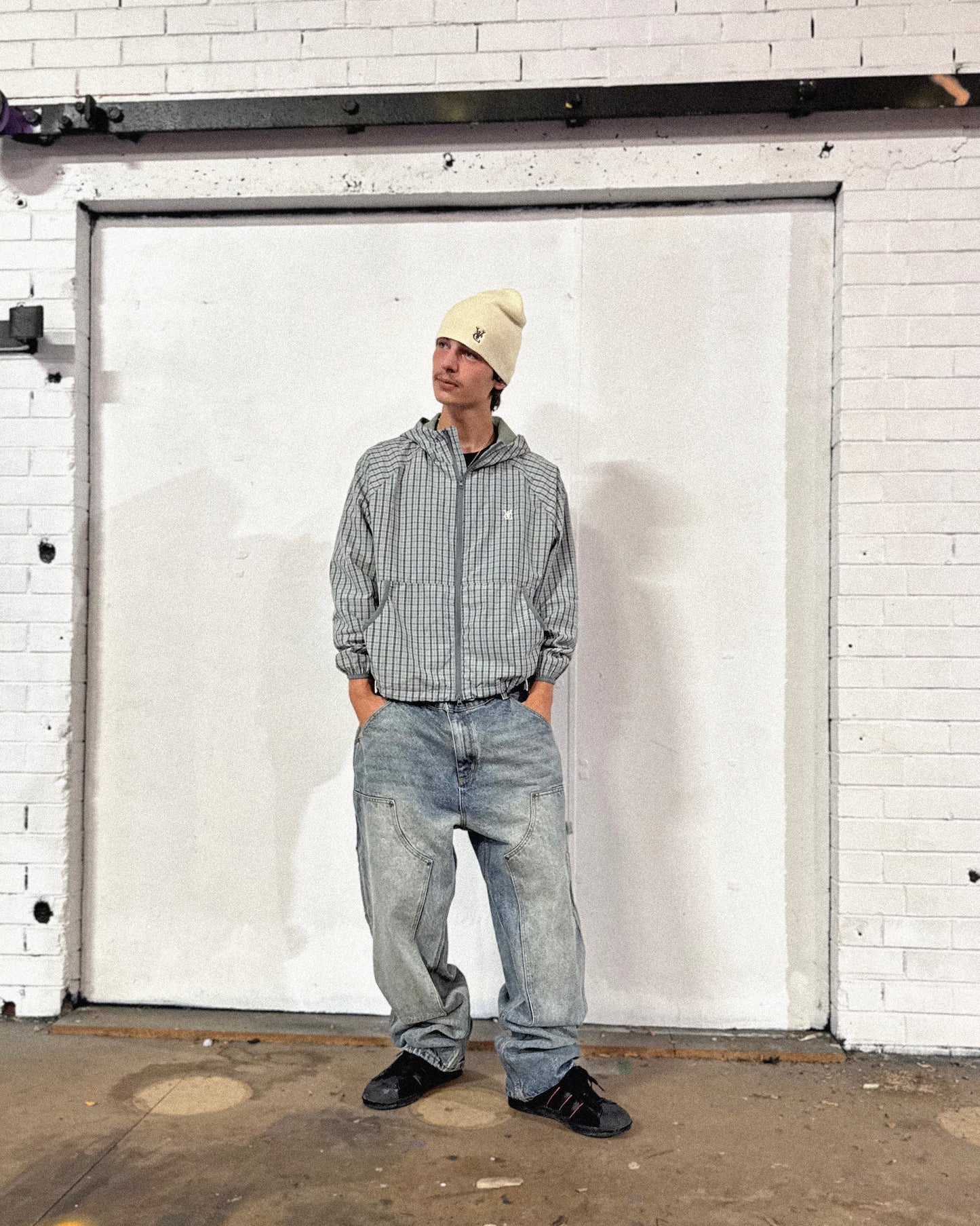 VIC Double Knee Jean in Washed Blue features a regular fit crafted from 100% cotton for durability and comfort. Designed with reinforced double-layer knees, vintage sandblasted finish, and functional tool pockets with a hammer loop. Includes belt loops with an internal drawstring waistband for adjustable fit, YKK zipper, and jacron paper label detail. Ideal for workwear-inspired everyday style with a classic worn-in look.