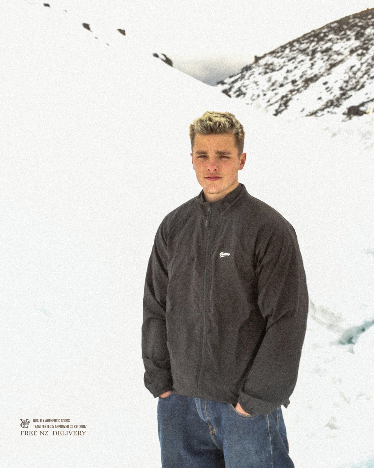 Regular fit windbreaker Lightweight, durable and flexes for ease of movement 100% recycled crinkle-woven fabric Water resistant & fully packable Mesh lining through the body ensures you cool and comfortable. Elastic cuffs and cinchable hem get you the perfect fit Full zip design Embroidery logo