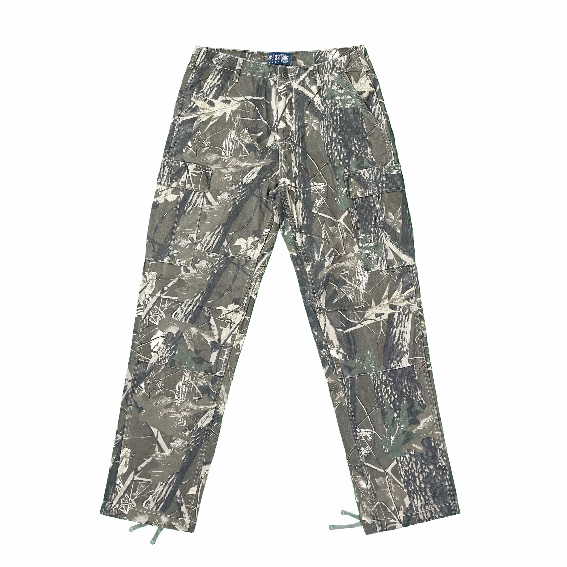 Realtree Camo Cargo Pant - Vintage Streetwear Military Army Style  Elevate your streetwear with our Realtree Camo Cargo Pants. These vintage-style pants feature a relaxed fit, low waist, and are made from 100% cotton. They offer extra durability with a double-layer knee, slightly tapered leg, and drawstring cuffs. Perfect for urban adventurers and military enthusiasts, these camo pants blend style and functionality seamlessly.