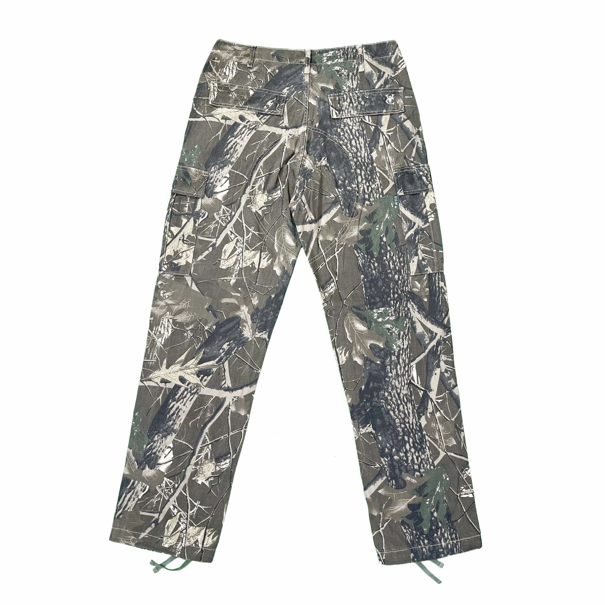 Realtree Camo Cargo Pant - Vintage Streetwear Military Army Style  Elevate your streetwear with our Realtree Camo Cargo Pants. These vintage-style pants feature a relaxed fit, low waist, and are made from 100% cotton. They offer extra durability with a double-layer knee, slightly tapered leg, and drawstring cuffs. Perfect for urban adventurers and military enthusiasts, these camo pants blend style and functionality seamlessly.