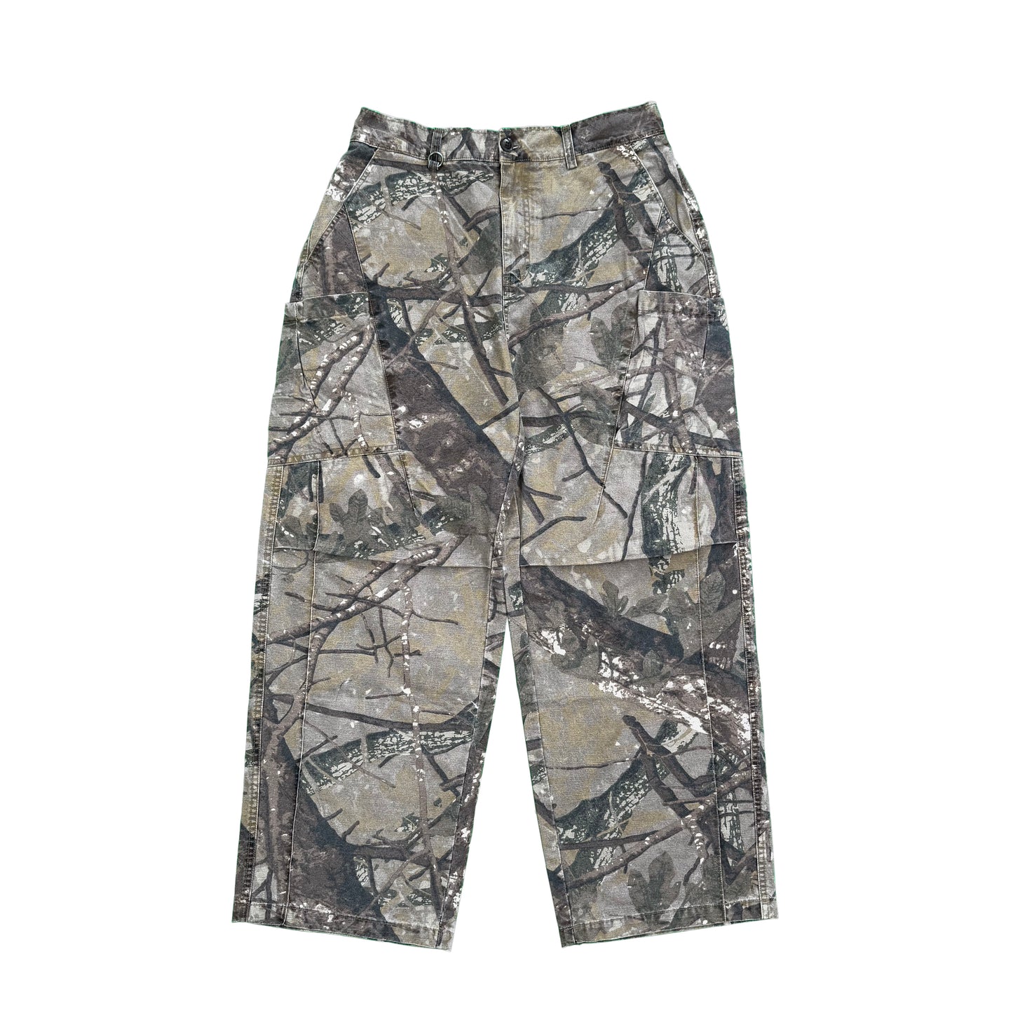 Baggy Wide Leg Pants - Realtree Camo
Made from 100% cotton canvas, these baggy wide leg pants feature an elastic waist with button closure, loose leg cut, and an all-over Realtree camo print. With dual side and rear pockets and a VIC label flag, they blend vintage workwear, military, and streetwear styles effortlessly.