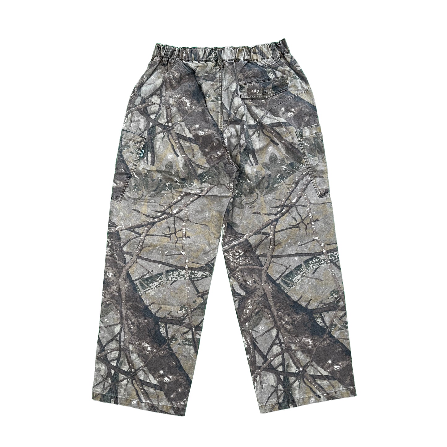 Baggy Wide Leg Pants - Realtree Camo
Made from 100% cotton canvas, these baggy wide leg pants feature an elastic waist with button closure, loose leg cut, and an all-over Realtree camo print. With dual side and rear pockets and a VIC label flag, they blend vintage workwear, military, and streetwear styles effortlessly.