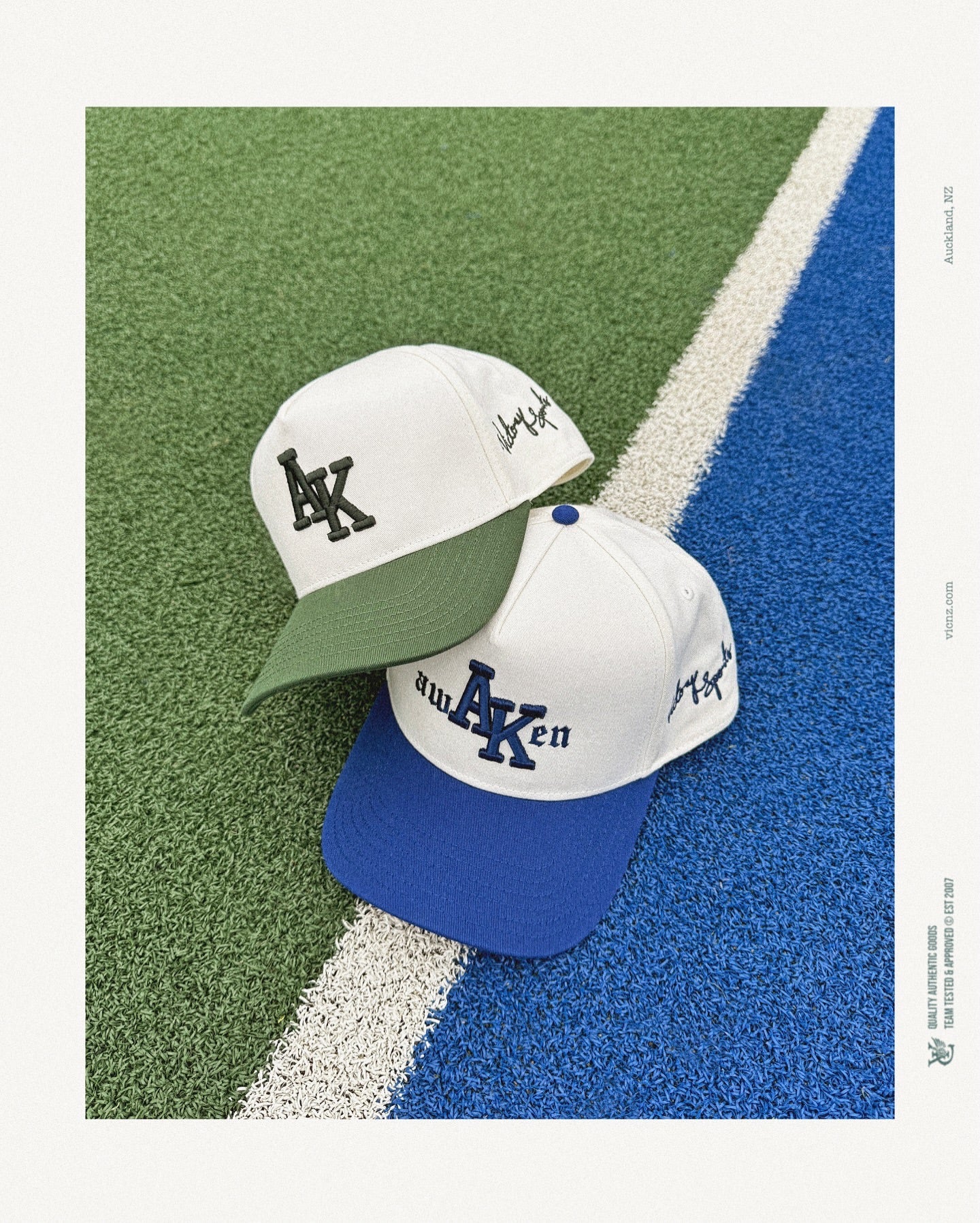 AUCKLAND A-FRAME SNAPBACK!
Made from 100% cotton, this cap features a structured pinch crown, a pre-curved brim, and an embroidered logo for a bold yet comfortable fit. The A-Frame design offers a snug, deeper profile with a stylishly curved brim and a slightly higher crown. Finished with an adjustable snapback closure, it’s the perfect all-rounder for any occasion.