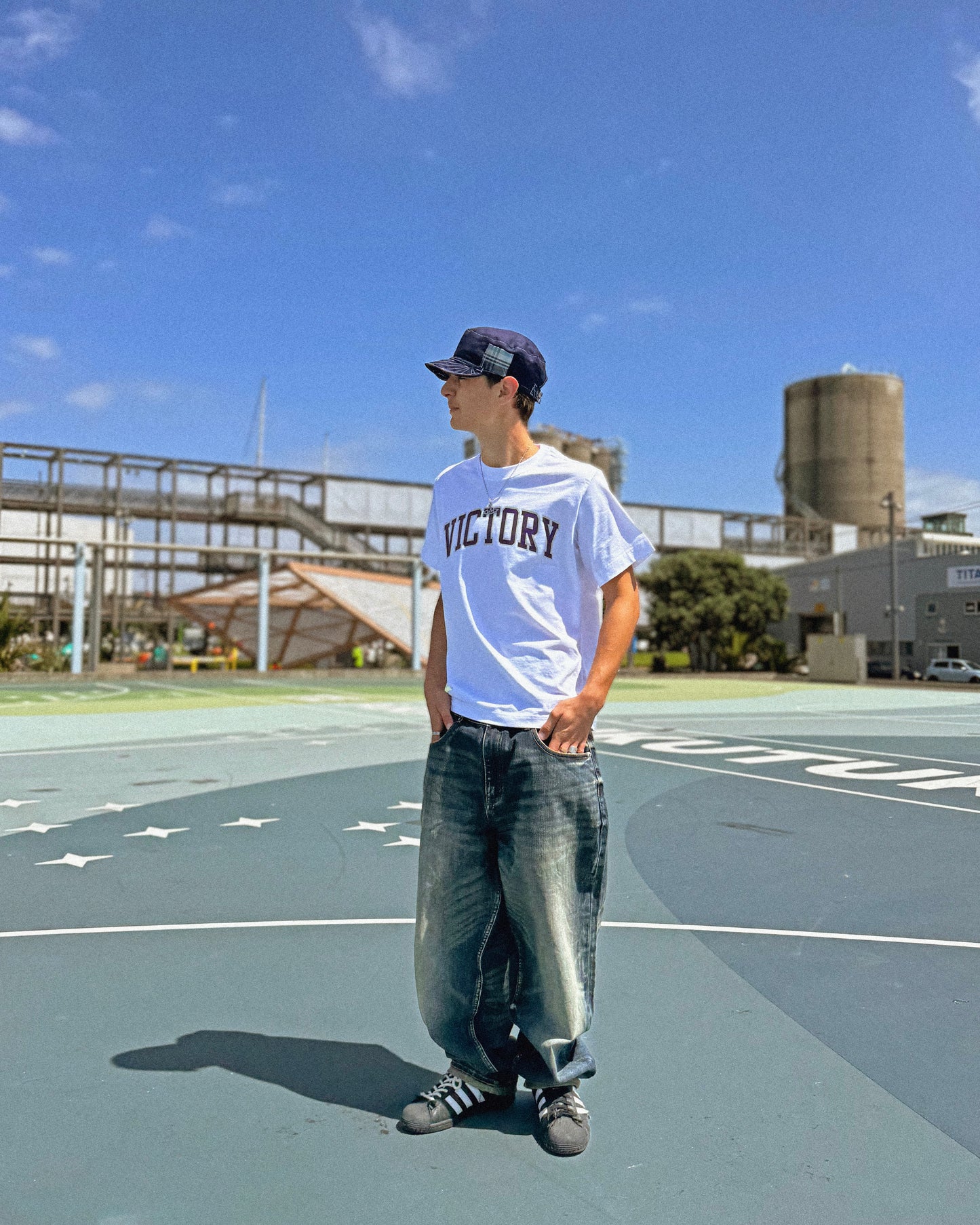 Baggy fit selvedge jean in 14.5oz denim with a vintage sandblasted treatment. Roomy thigh with tapered cuff. Detailed with selvedge accents on the coin pocket and a Jacron paper label patch on the waistband.