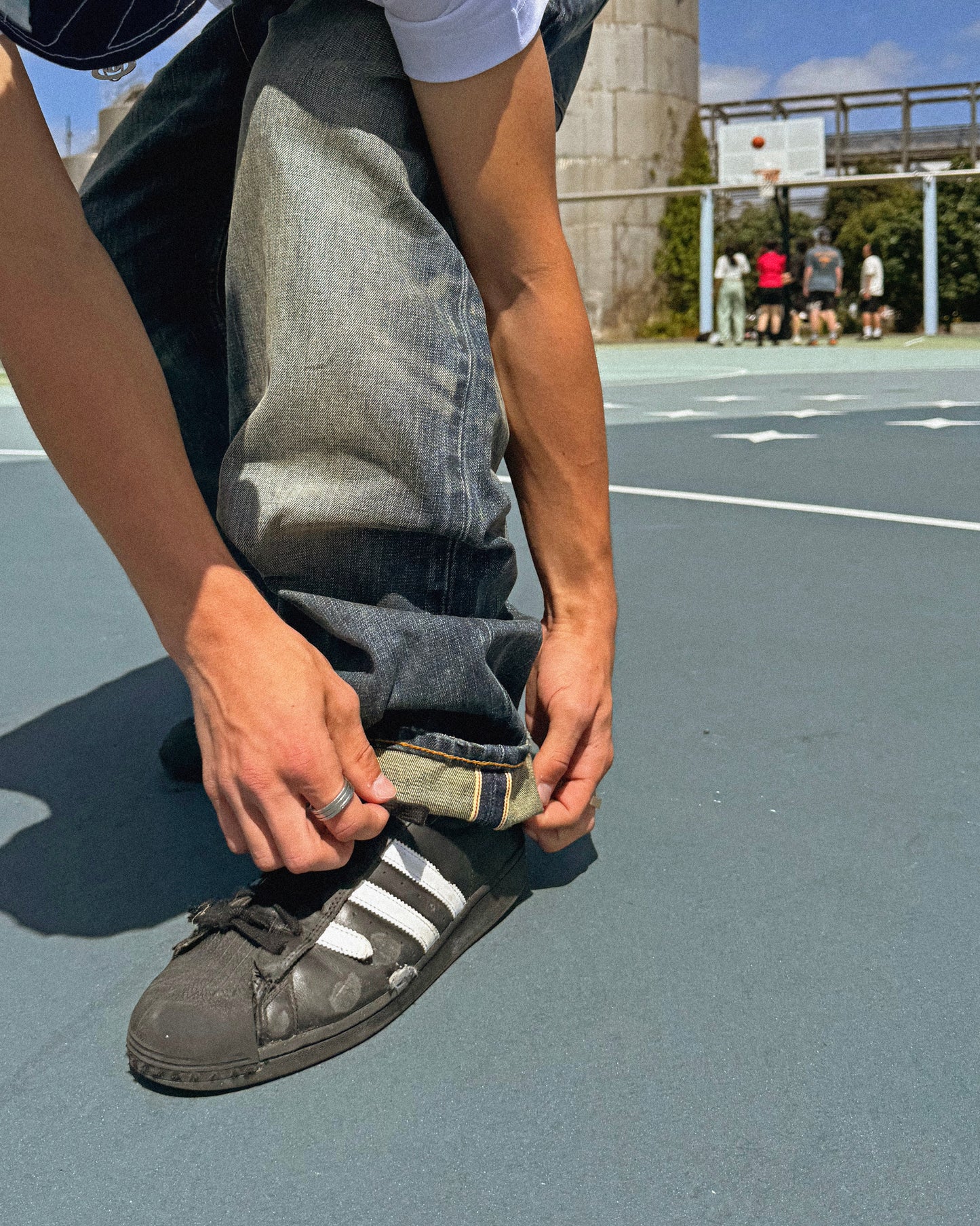 Baggy fit selvedge jean in 14.5oz denim with a vintage sandblasted treatment. Roomy thigh with tapered cuff. Detailed with selvedge accents on the coin pocket and a Jacron paper label patch on the waistband.