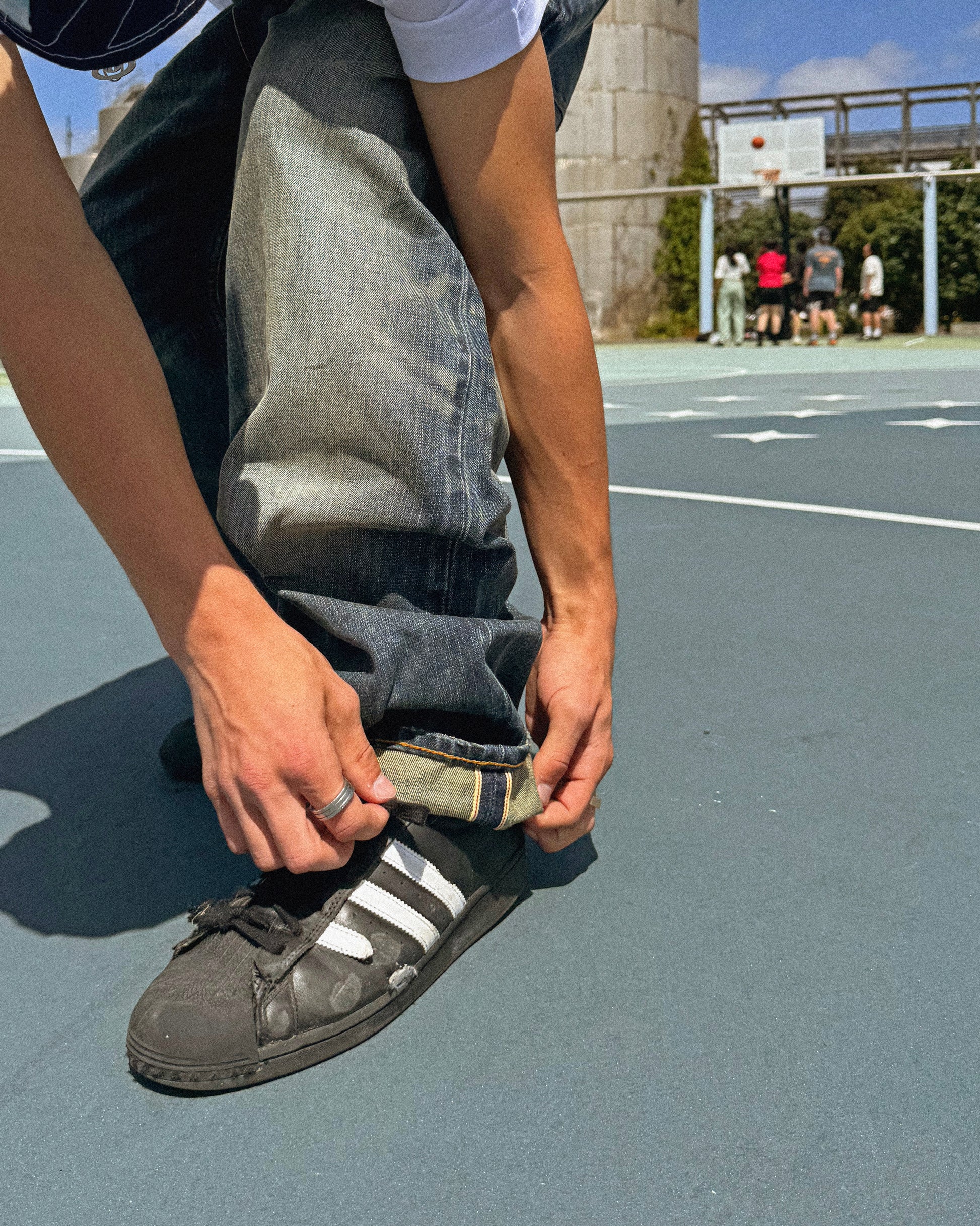Baggy fit selvedge jean in 14.5oz denim with a vintage sandblasted treatment. Roomy thigh with tapered cuff. Detailed with selvedge accents on the coin pocket and a Jacron paper label patch on the waistband.