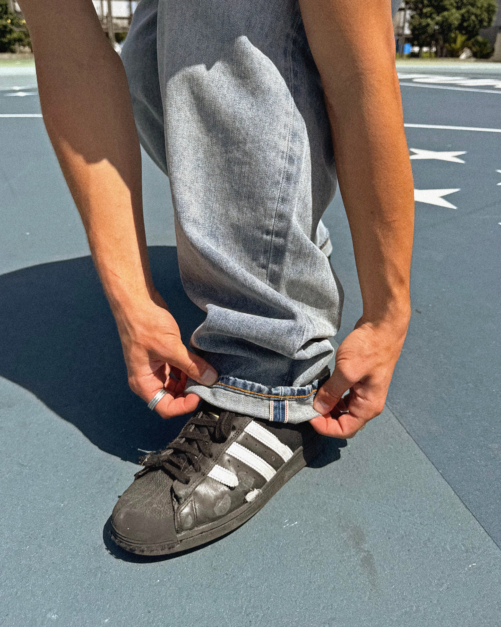 Baggy fit selvedge jean in 14.5oz denim with a vintage sandblasted treatment. Roomy thigh with tapered cuff. Detailed with selvedge accents on the coin pocket and a Jacron paper label patch on the waistband.