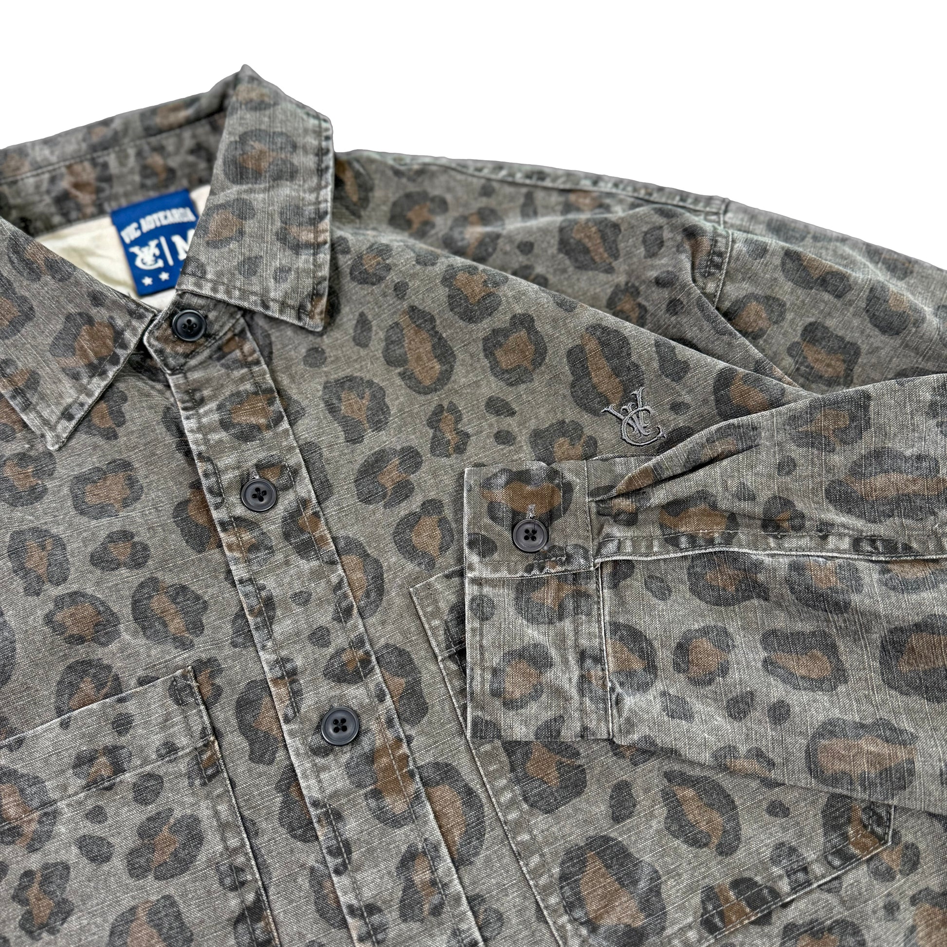 Overshirt in washed leopard print 
Relaxed fit with curved hem and chest pockets.
Worn-in softness. Vintage look. Branded finish.