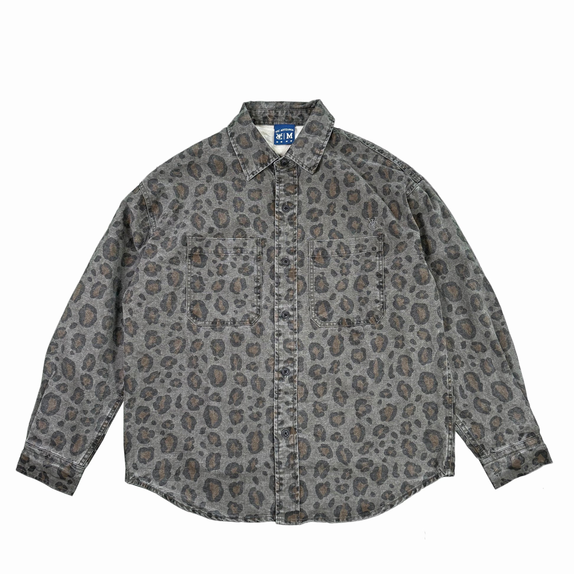 Overshirt in washed leopard print 
Relaxed fit with curved hem and chest pockets.
Worn-in softness. Vintage look. Branded finish.