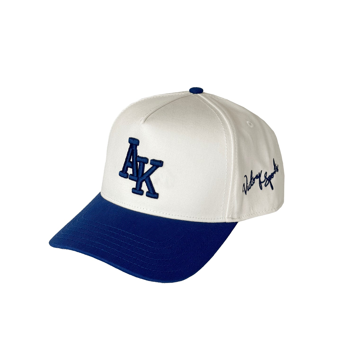 AUCKLAND A-FRAME SNAPBACK!
Made from 100% cotton, this cap features a structured pinch crown, a pre-curved brim, and an embroidered logo for a bold yet comfortable fit. The A-Frame design offers a snug, deeper profile with a stylishly curved brim and a slightly higher crown. Finished with an adjustable snapback closure, it’s the perfect all-rounder for any occasion.