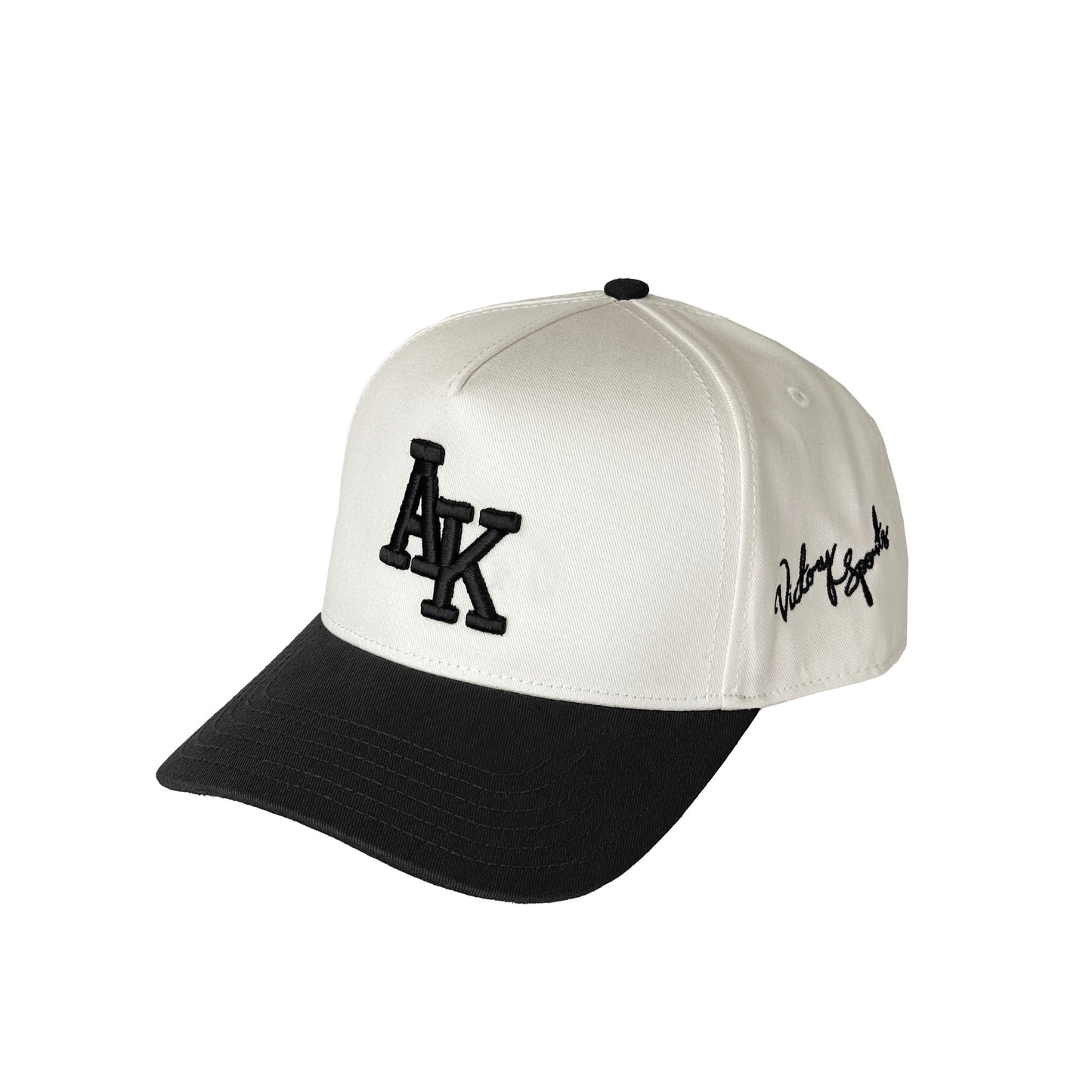 AUCKLAND A-FRAME SNAPBACK!
Made from 100% cotton, this cap features a structured pinch crown, a pre-curved brim, and an embroidered logo for a bold yet comfortable fit. The A-Frame design offers a snug, deeper profile with a stylishly curved brim and a slightly higher crown. Finished with an adjustable snapback closure, it’s the perfect all-rounder for any occasion.